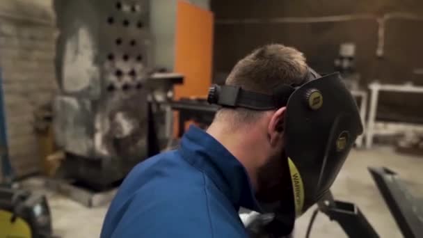Worker Puts His Welding Helmet — Stock video
