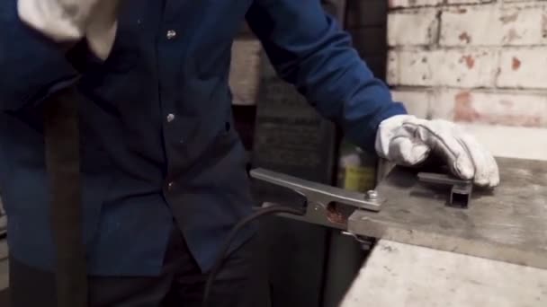 Worker Helpet Welding Metal — Vídeo de stock