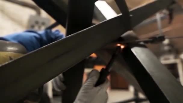 工人们正在工厂里焊接金属结构 枪膛里有火花 — 图库视频影像