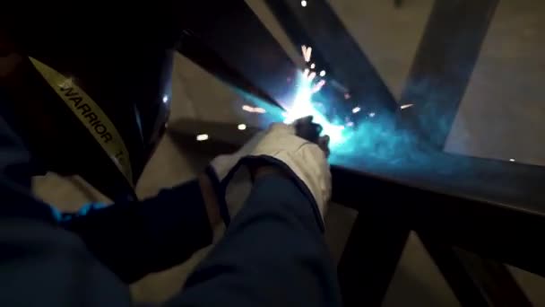 Worker Helpet Welding Metal Construction Factory — Vídeo de stock