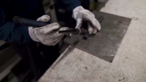 Worker Welding Metal — Vídeo de Stock