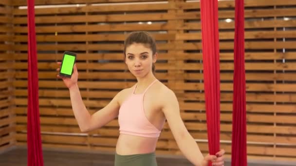 Красива Гімнастка Посміхається Стоїть Біля Червоних Стрічок Тримає Телефон Після — стокове відео