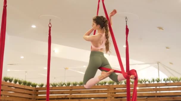 Una Hermosa Gimnasta Hace Maniobras Graciosas Paradas Aire Sobre Cintas — Vídeos de Stock