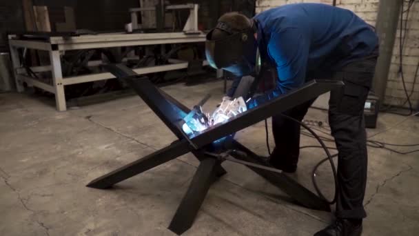 Man Welding Metal Construction Dark Factory — Stockvideo