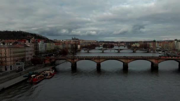Drone Flight Vltava River Prague Close Tho Bridge — 图库视频影像