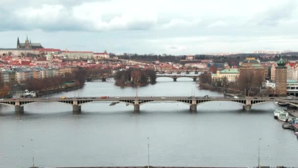 Drone Flight Vltava River Prague Close Tho Bridge — Vídeo de stock