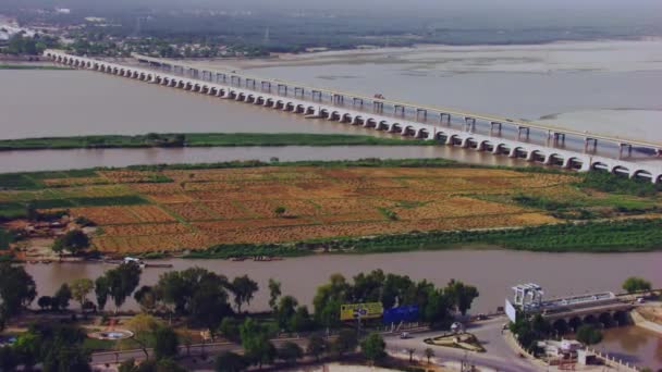 Luftaufnahme Von Zwillingsbrücken Über Den Fluss Und Die Stadt Mit — Stockvideo