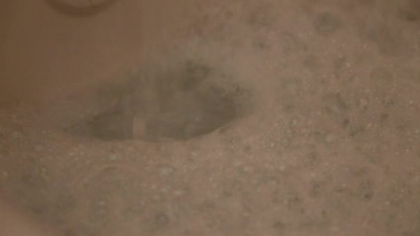 Buborékfürdőbe Ömlő Víz — Stock videók