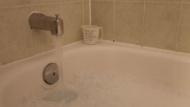 Fürdő Megtelik Vízzel — Stock videók