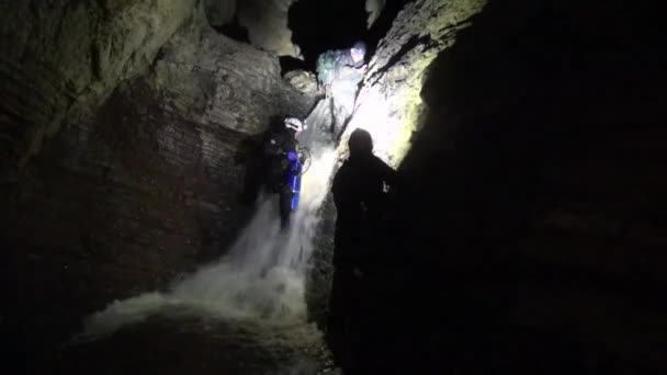 Jaskiniowcy Pracują Sami Ich Sprzęt Podziemnym Wodospadzie — Wideo stockowe