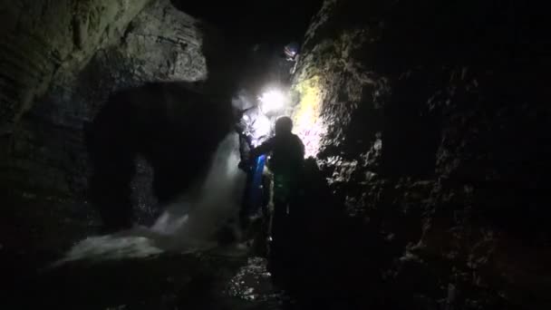 Las Cavernas Trabajan Solas Equipo Una Cascada Subterránea — Vídeo de stock