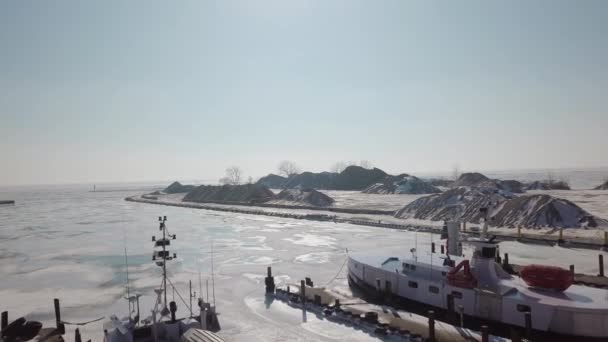 Drone Shot Boats Frozen Harbour Stone Quarry Lake Erie Ontario — Vídeos de Stock