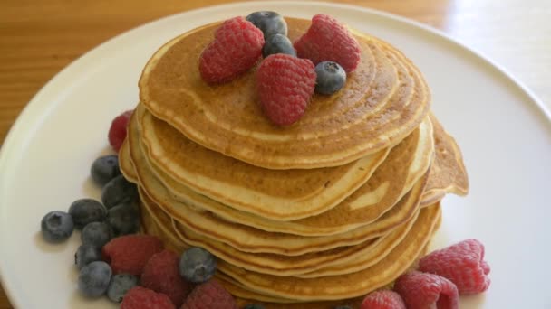 Maple Syrup Being Poured Stack Pancakes Fresh Fruit — Stock Video