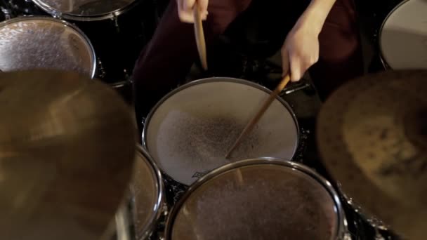 鼓手演奏一些填充物 — 图库视频影像