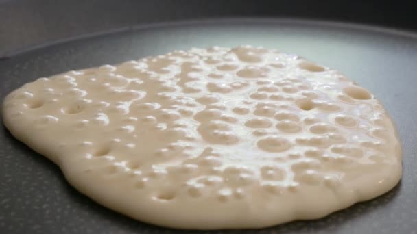 Nahaufnahme Eines Pfannkuchens Der Zum Frühstück Mit Blasenbildung Gekocht Wird — Stockvideo