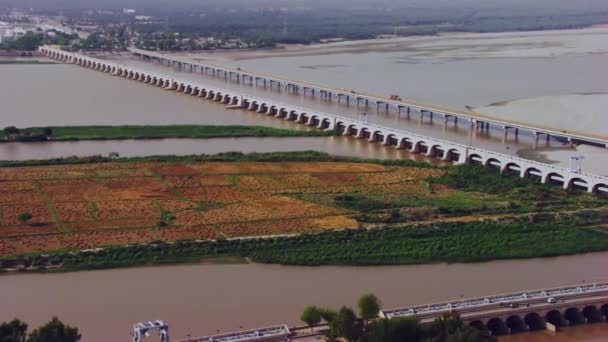 Widok Lotu Ptaka Mosty Bliźniacze Podwójne Kanały Obu Stronach Rzeki — Wideo stockowe