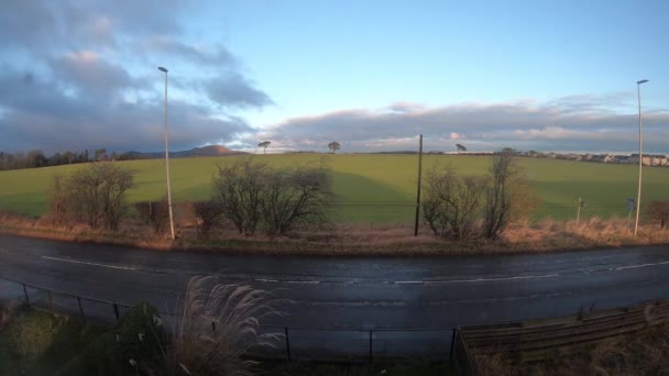 Timelapse Carretera Ajetreada Mientras Las Nubes Mueven Por Encima — Vídeos de Stock