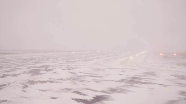 Startrutt Dimmig Snöig Flygplats Det Ljus Tänt — Stockvideo