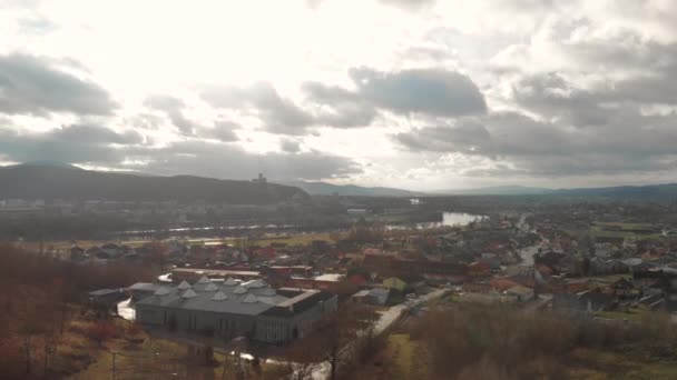前方に空中ドローン背景に丘の上にシルエットの城と小さな都市の郊外に — ストック動画