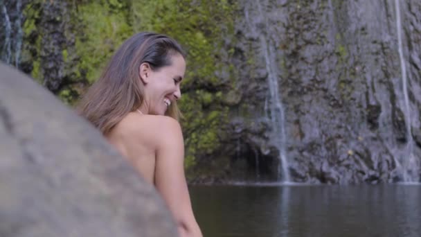 Pan Left Reveal Beautiful Woman Sitting Maui Waterfall Smiling Laughing — Vídeo de Stock