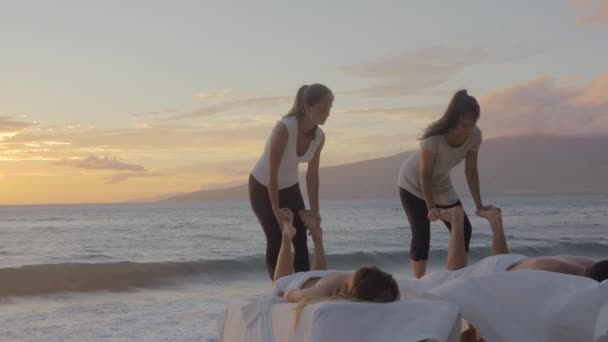 Sartén Alrededor Pareja Hombre Mujer Atardecer Masajistas Pie Sobre Mesa — Vídeo de stock