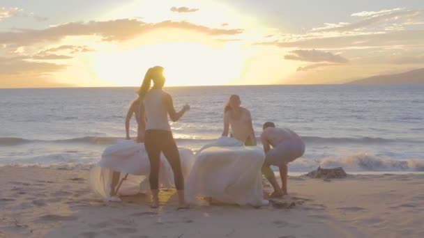 Slunce Zapadá Nad Nádherný Havajský Oceán Jako Atraktivní Mladý Pár — Stock video
