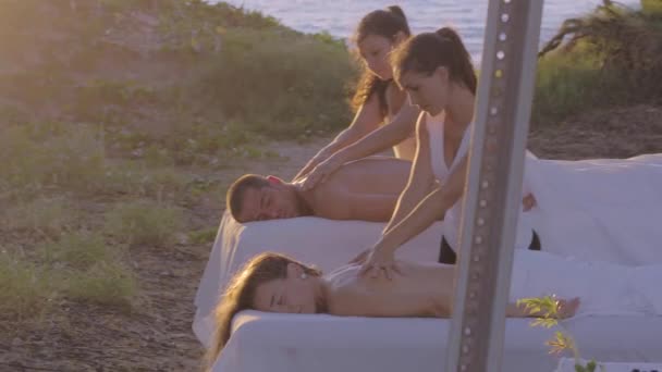 Pan Attraktive Männer Und Frauen Die Sich Bei Sonnenuntergang Meer — Stockvideo