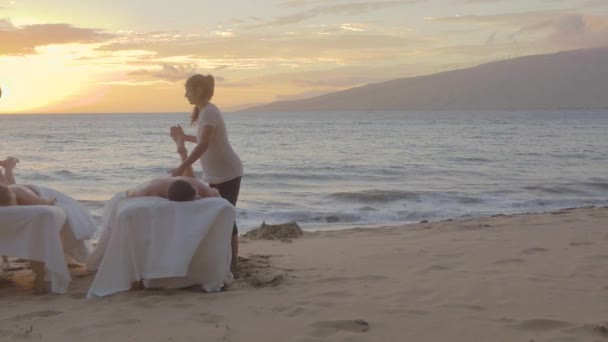 Sol Põe Sobre Praia Havaiana Como Dois Terapeutas Massagem Esfregar — Vídeo de Stock