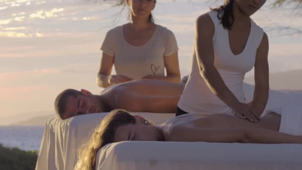 Woman Has Authentic Hawaiian Lomi Lomi Back Massage Partner Sun — Stock Video