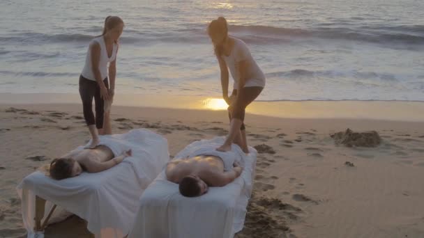 Paar Hat Authentische Massage Schönen Tropischen Strand Während Die Sonne — Stockvideo