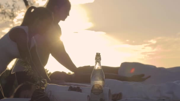 Sunset Massage Beach Man Woman Couple Receive Lomi Lomi Hawaiian — Stockvideo