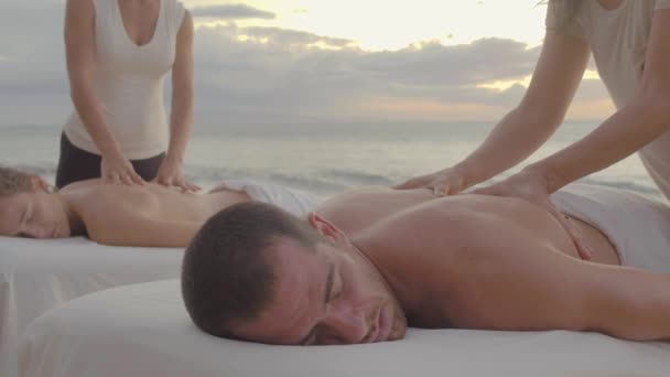 Människan Har Autentiska Hawaiian Lomi Lomi Massage Stranden Med Partner — Stockvideo
