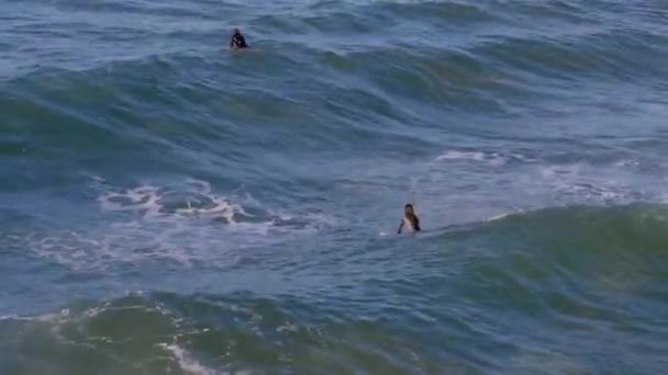 Surfer Warten Geduldig Auf Die Nächste Große Welle Bei Jaws — Stockvideo