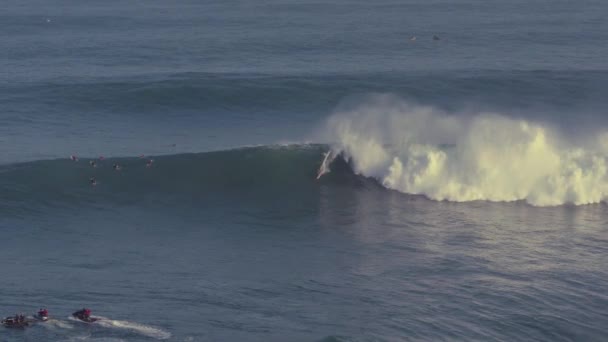 Vista Aérea Surfista Montando Una Enorme Imponente Ola Tiburón Orilla — Vídeo de stock