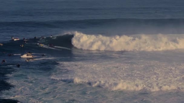 Vue Aérienne Bateaux Motomarines Observant Les Vagues Qui Arrivent Jaws — Video