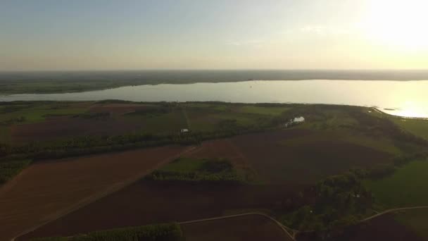 Paralotnia Zbliża Się Jeziora Szeroki Widok Lotu Ptaka — Wideo stockowe