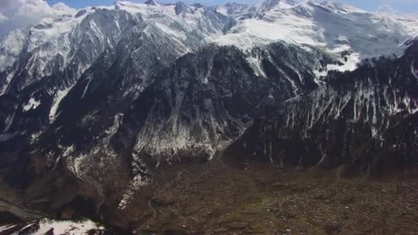 Pemandangan Udara Atas Pegunungan Yang Puncak Capped Dengan Salju Lembah — Stok Video