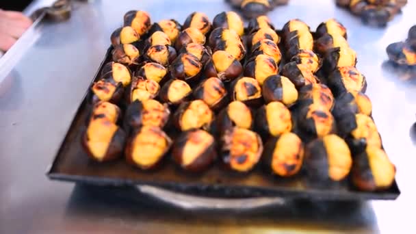 調理と販売のためのスタンドで茶色焼き焼き栗のクローズ アップ — ストック動画