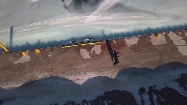 Mann Und Frau Spazieren Winter Einem Zugefrorenen See Drohnenpodest Hoch — Stockvideo