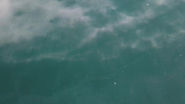 Летающий Выстрел Над Ледяным Озером Пожинать Маяк Пирсе Удар Беспилотника — стоковое видео