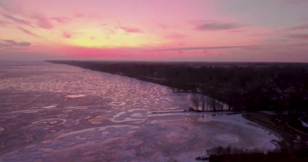 Lebendiger Rosa Und Orangefarbener Sonnenuntergang Über Einem Zugefrorenen Küstensee Süden — Stockvideo