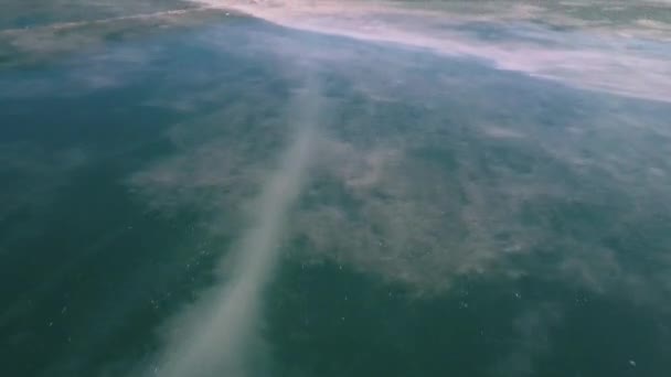 Flugschuss Über Einen Eiskalten Zugefrorenen See Einen Leuchtturm Einer Seebrücke — Stockvideo
