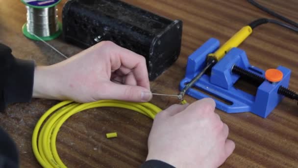 Výroba Audio Kabelů Pro Pájení Přístrojové Mikrofonní Vedení Připraveno Drátěnými — Stock video