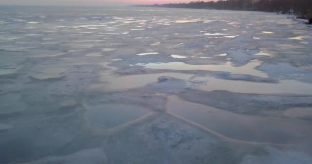 Podest Rauf Und Runter Den Blauen Eisigen See Unter Einem — Stockvideo