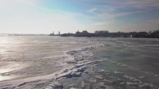 Drohne Fliegt Über Eisbrocken Auf Dem Zugefrorenen See Auf Ein — Stockvideo