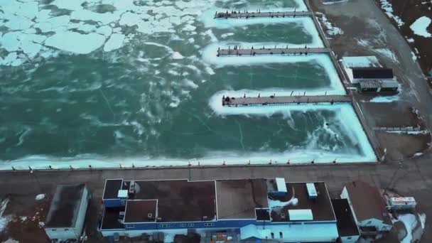 Boote Sitzen Gefrorenen Wasser Des Erie Sees Der Küste Einer — Stockvideo