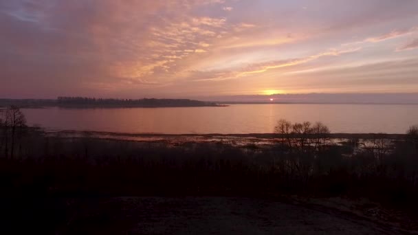 Lake Burtnieks Late Herfst Rode Hemel Zonsondergang Luchtfoto Breed Uitzicht — Stockvideo