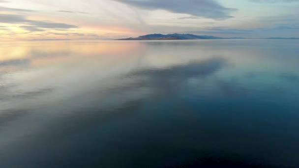 Büyük Tuz Gölü Nde Gün Batımı Kuşlar Gölde Uçarken Suyun — Stok video