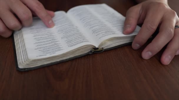 Eine Nahaufnahme Der Hände Eines Mannes Der Die Bibel Auf — Stockvideo