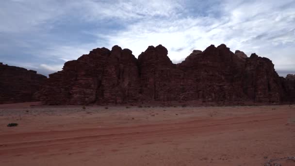 Timelapse Nubes Moviéndose Por Encima Del Desierto Del Ron Wadi — Vídeo de stock